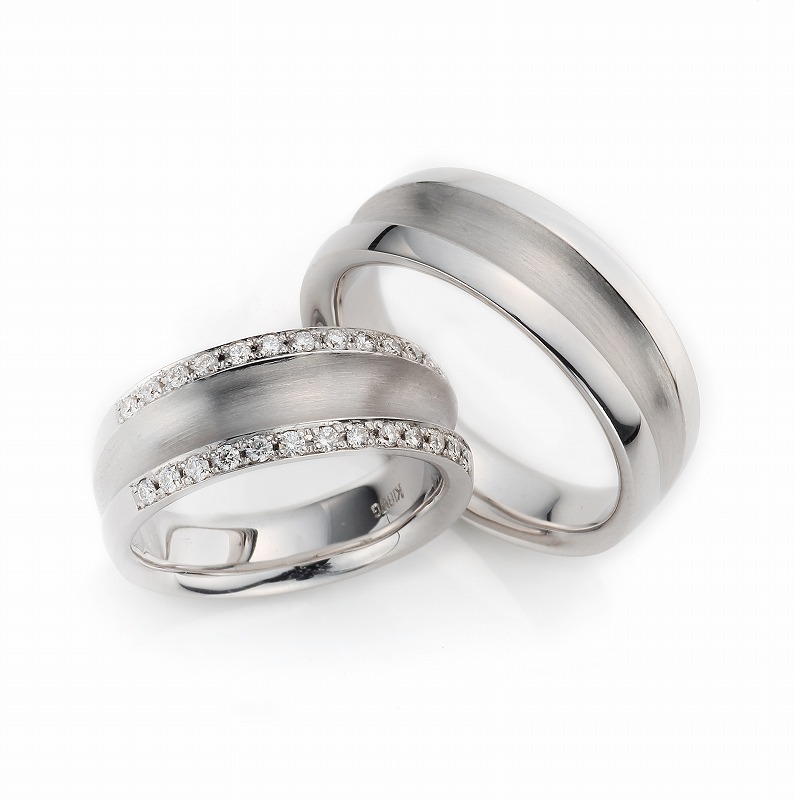 White wedding band on sale meaning