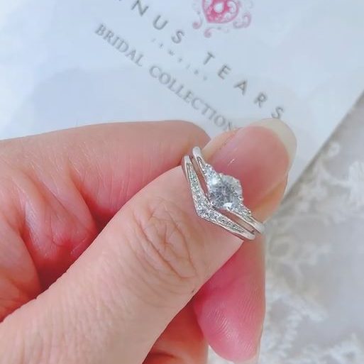 On What Hand Should You Wear an Engagement Ring | Beldiamond