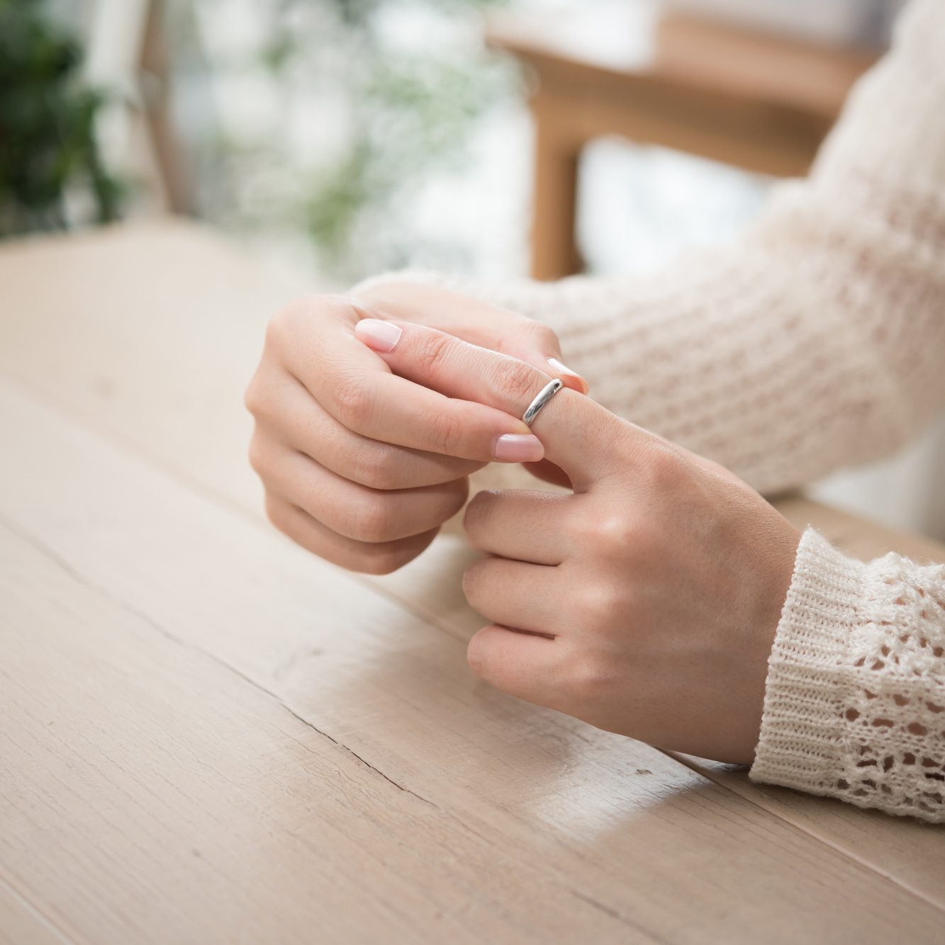 What does a woman wearing a thumb hot sale ring mean